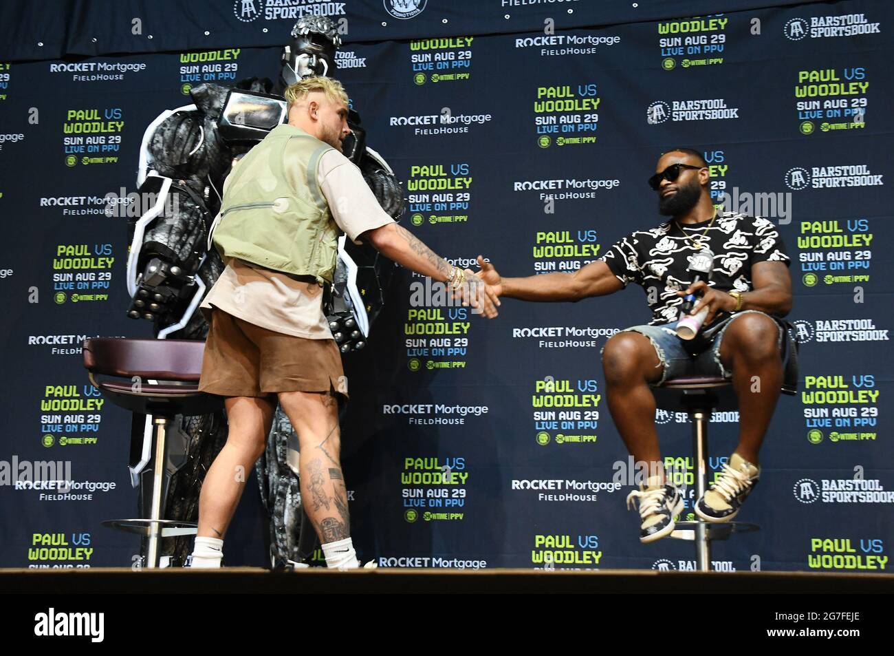 Los Angeles Usa Juli 2021 L R Jake Paul Und Tyron Woodley Schutteln Sich Die Hande Zu Einem Ateemant Auf Der Jake Paul Vs Tyron Woodley Los Angeles Pressekonferenz Im Novo In L A