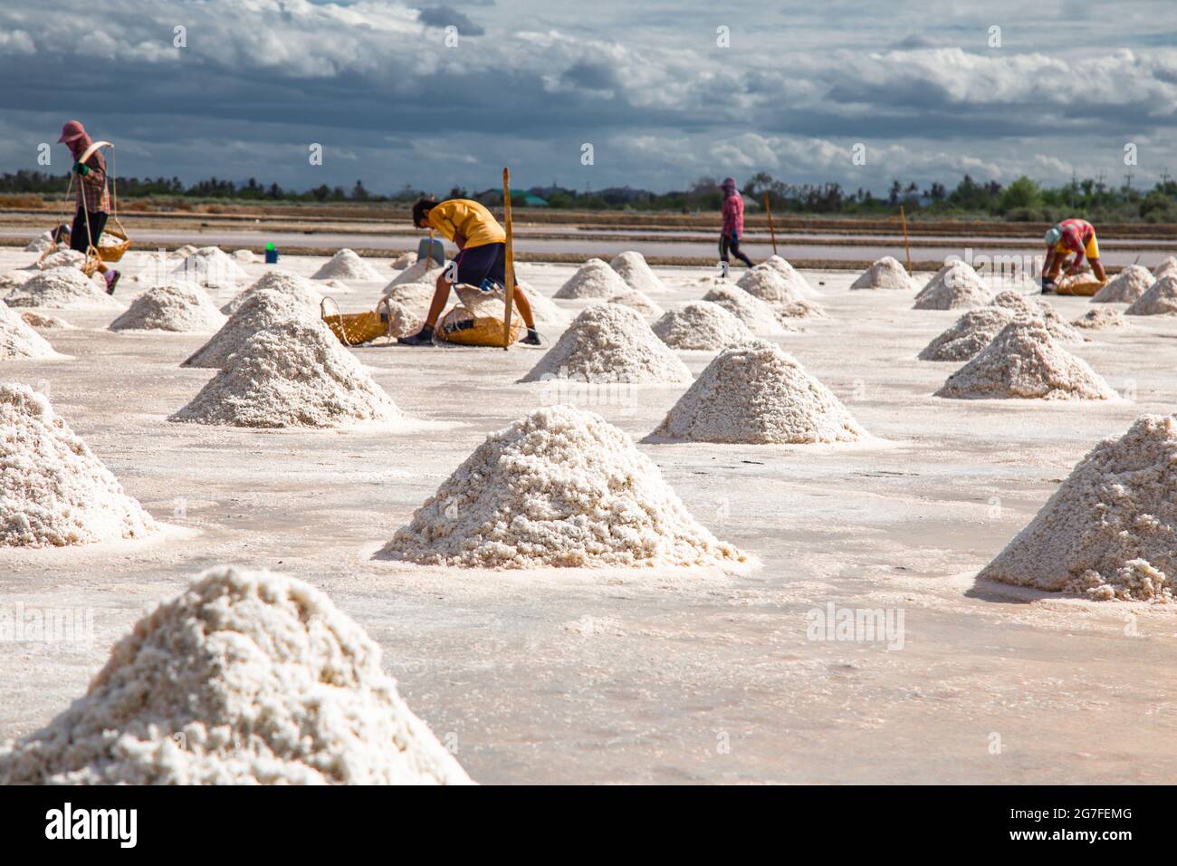 Phetchaburi Salzwatten Naklua, Farmen und Bauern sammeln Salz in Phetchaburi, Thailand Stockfoto
