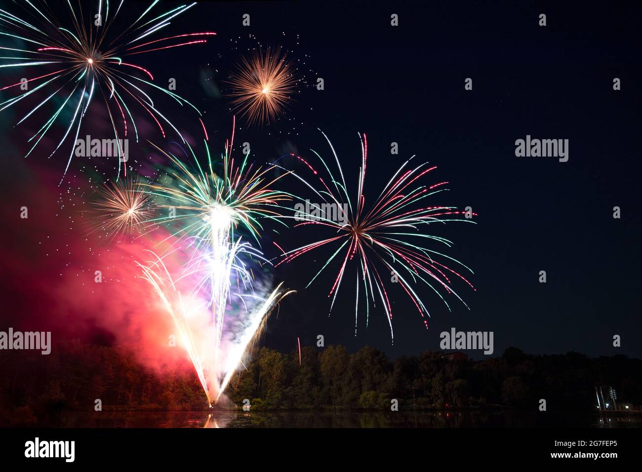 Feuerwerk vom 4. Juli aus gesehen vom Lake Kittamaqundi in Columbia, Maryland. Stockfoto