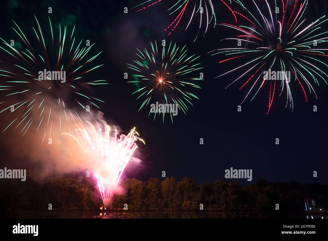Feuerwerk vom 4. Juli aus gesehen vom Lake Kittamaqundi in Columbia, Maryland. Stockfoto