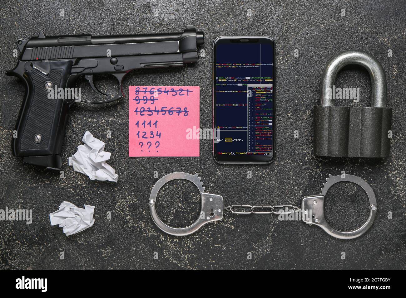 Mobiltelefon mit Pistole, Handschellen, Vorhängeschloss und Papier mit Passwörtern auf dunklem Hintergrund. Hacking-Konzept Stockfoto