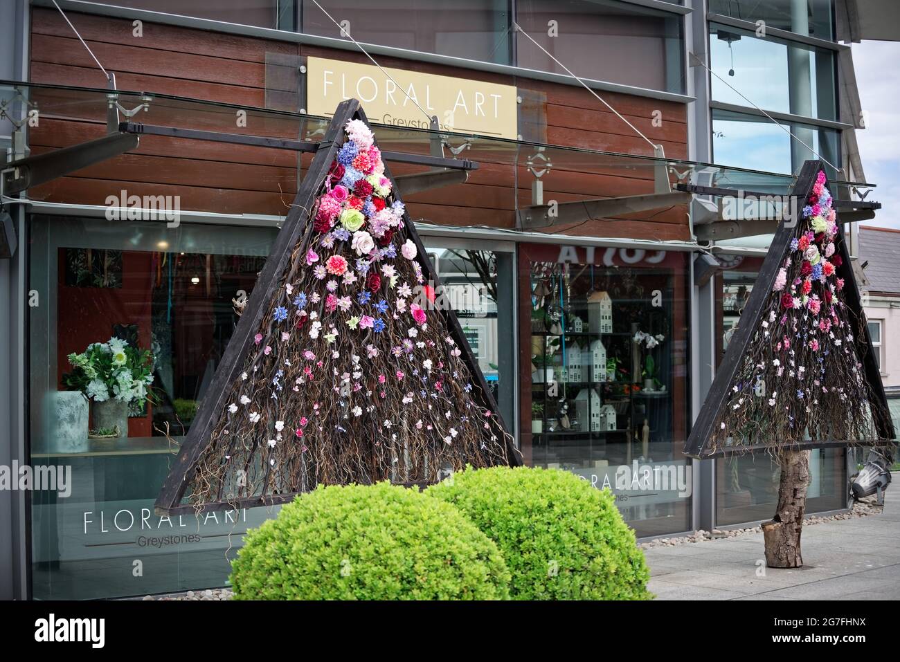 GREYSTONES, IRLAND - 07. Jun 2021: Floral Art Greystones Floristen-Shop mit einzigartiger Dekoration an der Vorderseite im Meridian Point Einkaufszentrum in Gray Stockfoto