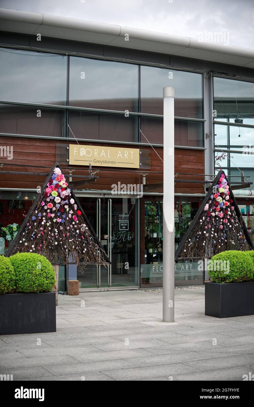 GREYSTONES, IRLAND - 07. Juni 2021: Vertikale Aufnahme des Floral Art Greystones-Floristen im Einkaufszentrum Meridian Point in Greystones, C Stockfoto