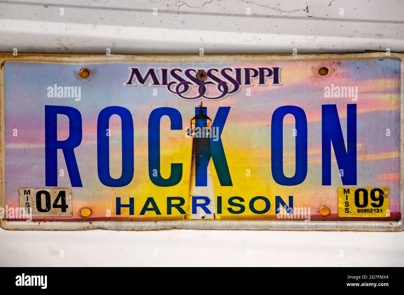 Ein Mississippi-Eitelkeit-Nummernschild zeigt die Botschaft „Rock on“ in Blau mit dem Biloxi-Leuchtturm im Hintergrund. Stockfoto