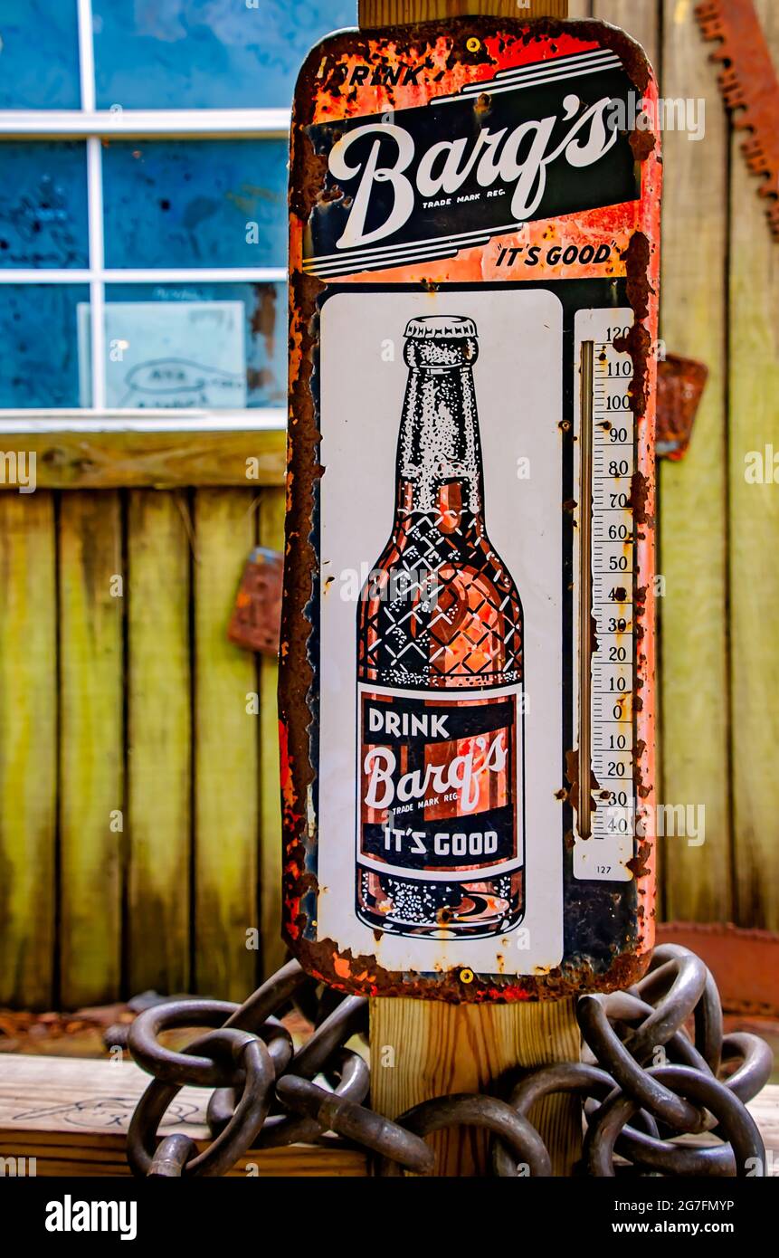 Am Shed Barbeque and Blues Joint, 4. Juli 2021, in Ocean Springs, Mississippi, hängt ein altes Barqs Wurzelbierthermometer aus den 1950er Jahren. Stockfoto