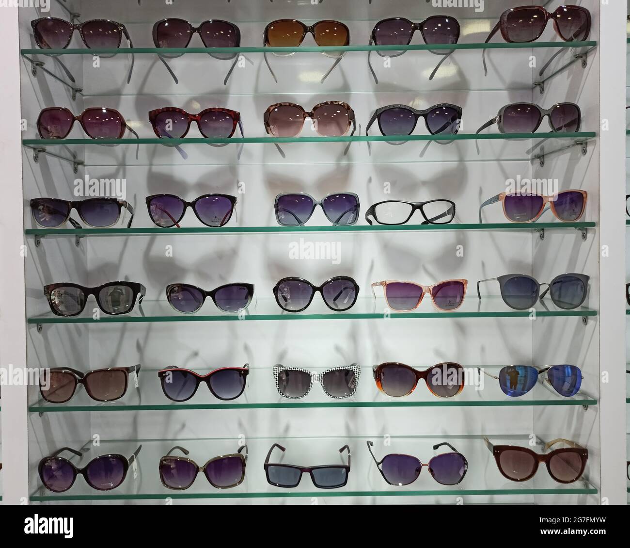 Zahlreiche Sonnenbrillen wurden zur Ausstellung aufbewahrt Stockfoto