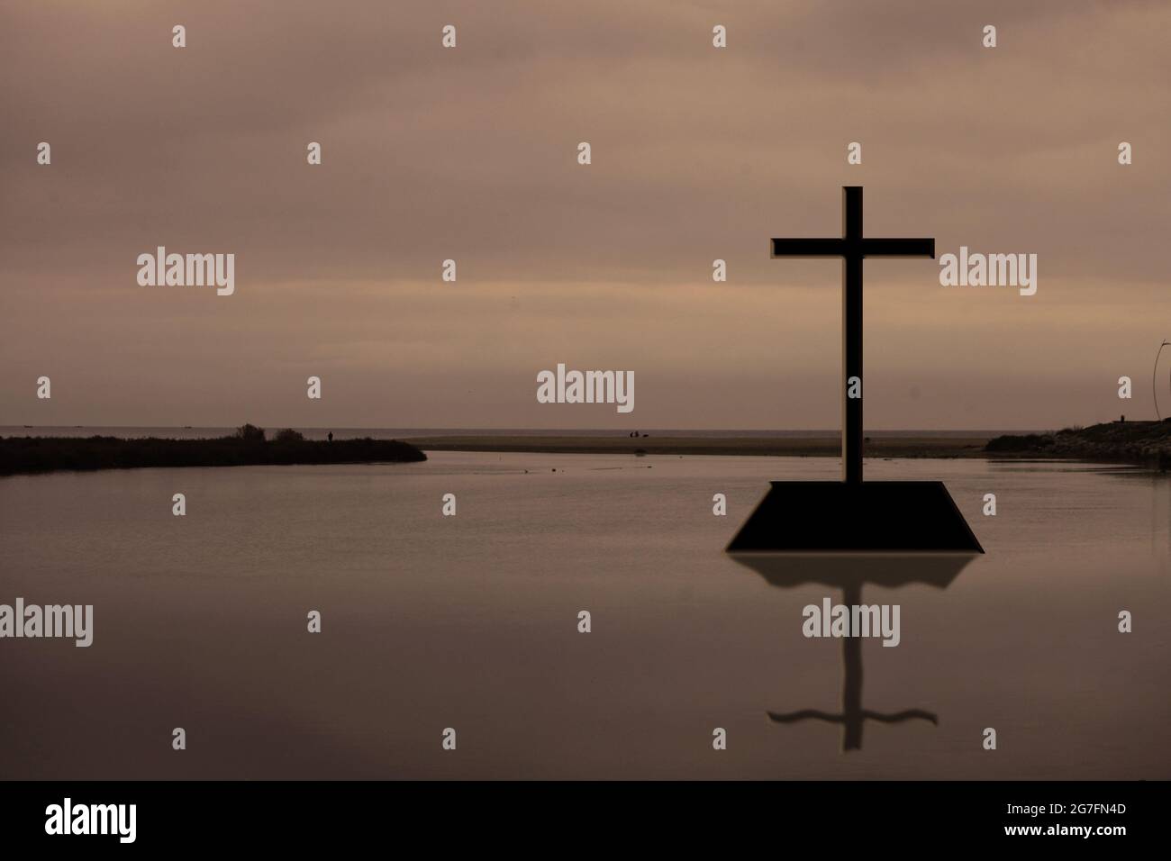 Kreuz auf Flusslandschaft, Jesus Christus Kreuz Symbol auf einem Wasserhimmel, christliche Religion Auferstehung Konzept Stockfoto