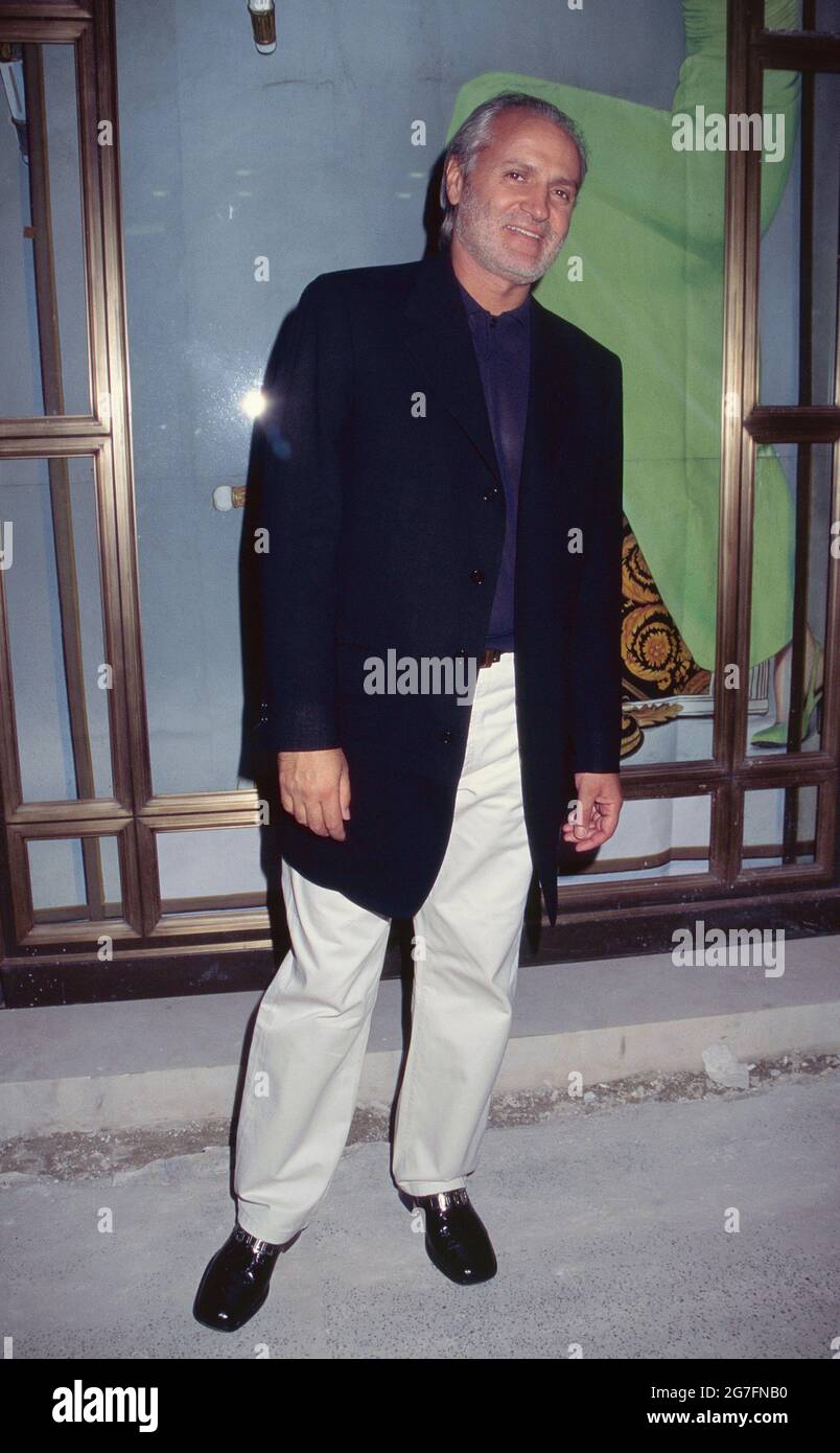 Gianni Versace am 10. Juli 1996 vor dem Versace Flagship Store auf der Fifth Avenue in New York City. Bildnachweis: Henry McGee/MediaPunch Bildnachweis: Henry McGee/MediaPunch Stockfoto