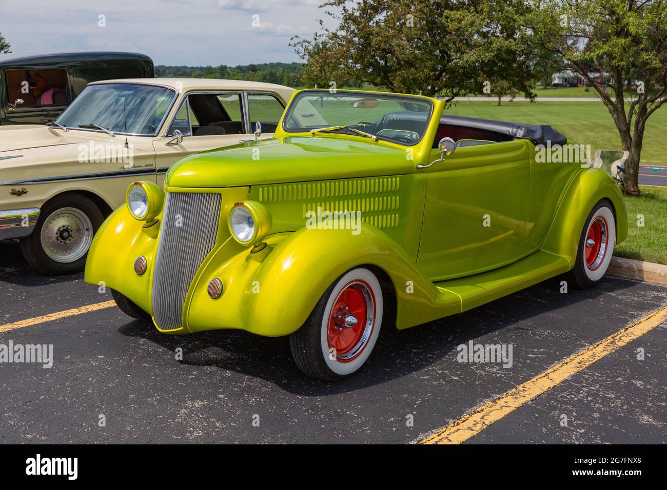 Ein chartreus gelber 1936 Ford Cabriolet Roadster auf einer Automobilausstellung in Angola, Indiana, USA. Stockfoto