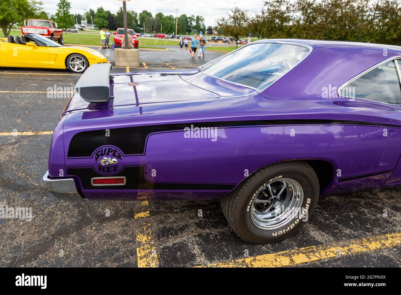 Das Heck eines purpurnen 1970 Dodge Super Bee Coupés, das auf einer Automobilausstellung in Angola, Indiana, USA, ausgestellt wurde. Stockfoto