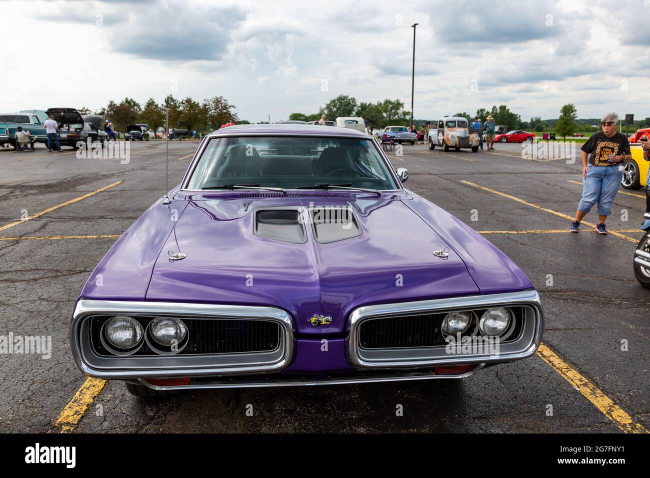 Ein Grill einer purpurnen 1970 Dodge Super Bee auf einer Autoausstellung in Angola, Indiana, USA. Stockfoto