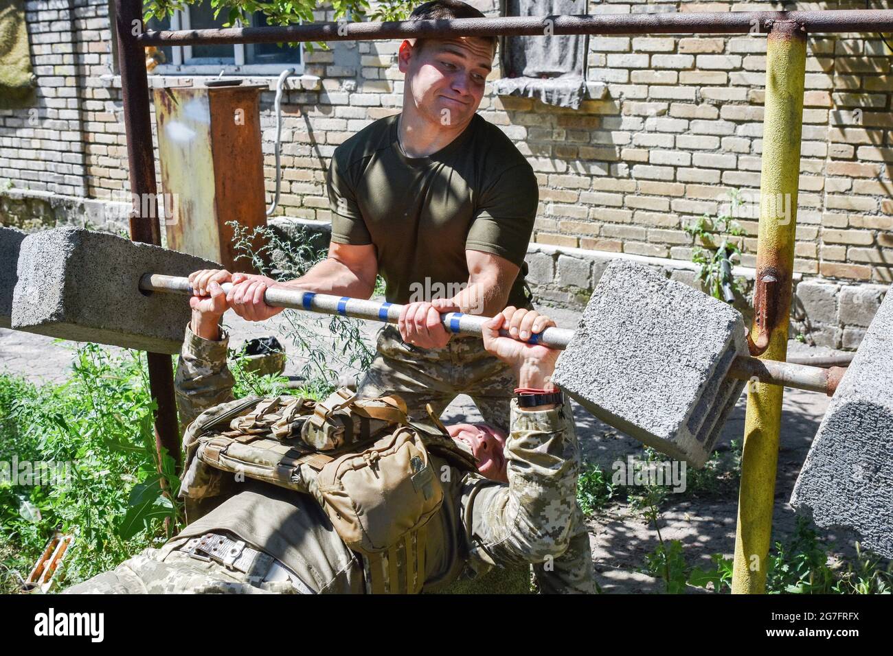 Marinka, Ukraine. Juli 2021. Ukrainische Soldaten machen Übungen an der Front in Marinka. Marinka, eine kleine Stadt in der Ostukraine, liegt an der Front des Konflikts. Nach einem umfassenden Waffenstillstand in der zweiten Jahreshälfte 2020 haben die Spannungen in der Ostukraine im Jahr 2021 zugenommen. Die Ukraine verfügt mit rund 200,000 aktiven Soldaten über die drittgrößte Armee Europas. (Foto von Andriy Andriyenko/SOPA Images/Sipa USA) Quelle: SIPA USA/Alamy Live News Stockfoto