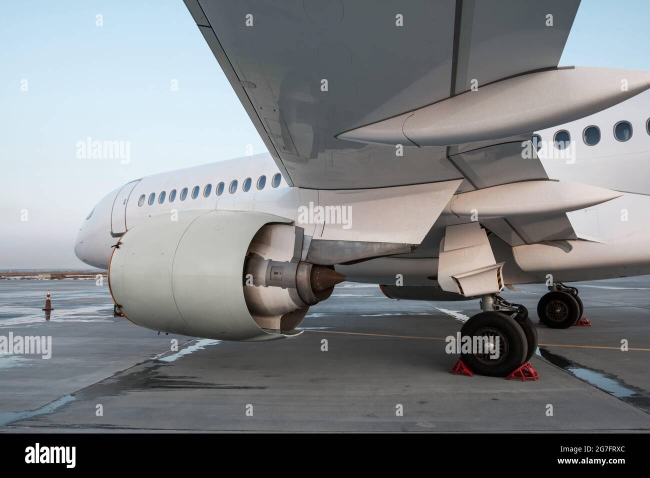 Nahaufnahme eines weißen Passagierflugzeugs unter dem Flügel Stockfoto