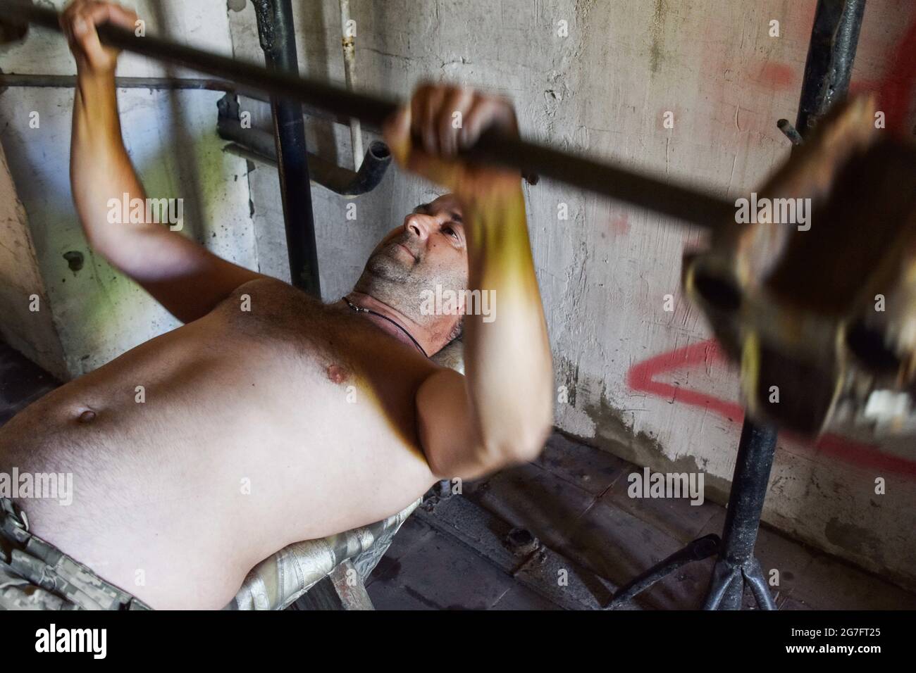 Marinka, Donezkaya, Ukraine. Juli 2021. Ukrainischer Soldat macht Übungen an der Front in Marinka.Marinka, eine kleine Stadt in der Ostukraine, liegt an der Front des Konflikts. Nach einem umfassenden Waffenstillstand in der zweiten Jahreshälfte 2020 haben die Spannungen in der Ostukraine im Jahr 2021 zugenommen. Die Ukraine verfügt mit rund 200,000 aktiven Soldaten über die drittgrößte Armee Europas. Kredit: Andriy Andriyenko/SOPA Images/ZUMA Wire/Alamy Live Nachrichten Stockfoto