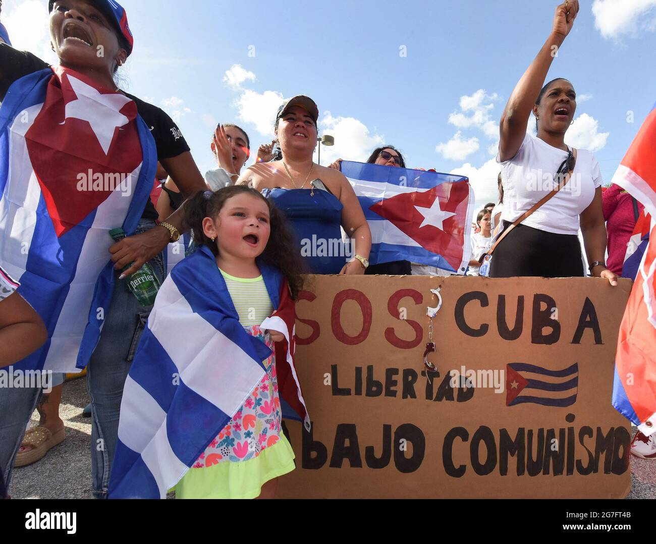 Orlando, Usa. Juli 2021. Demonstranten singen Parolen, während sie in Orlando zur Unterstützung des kubanischen Volkes und gegen die kubanische Regierung demonstrieren, nachdem Tausende von Kubanern im ganzen Land auf die Straßen gingen, um gegen Stromausfälle, Pandemiebeschränkungen und das Tempo der Covid-19-Impfungen zu protestieren. Kredit: SOPA Images Limited/Alamy Live Nachrichten Stockfoto