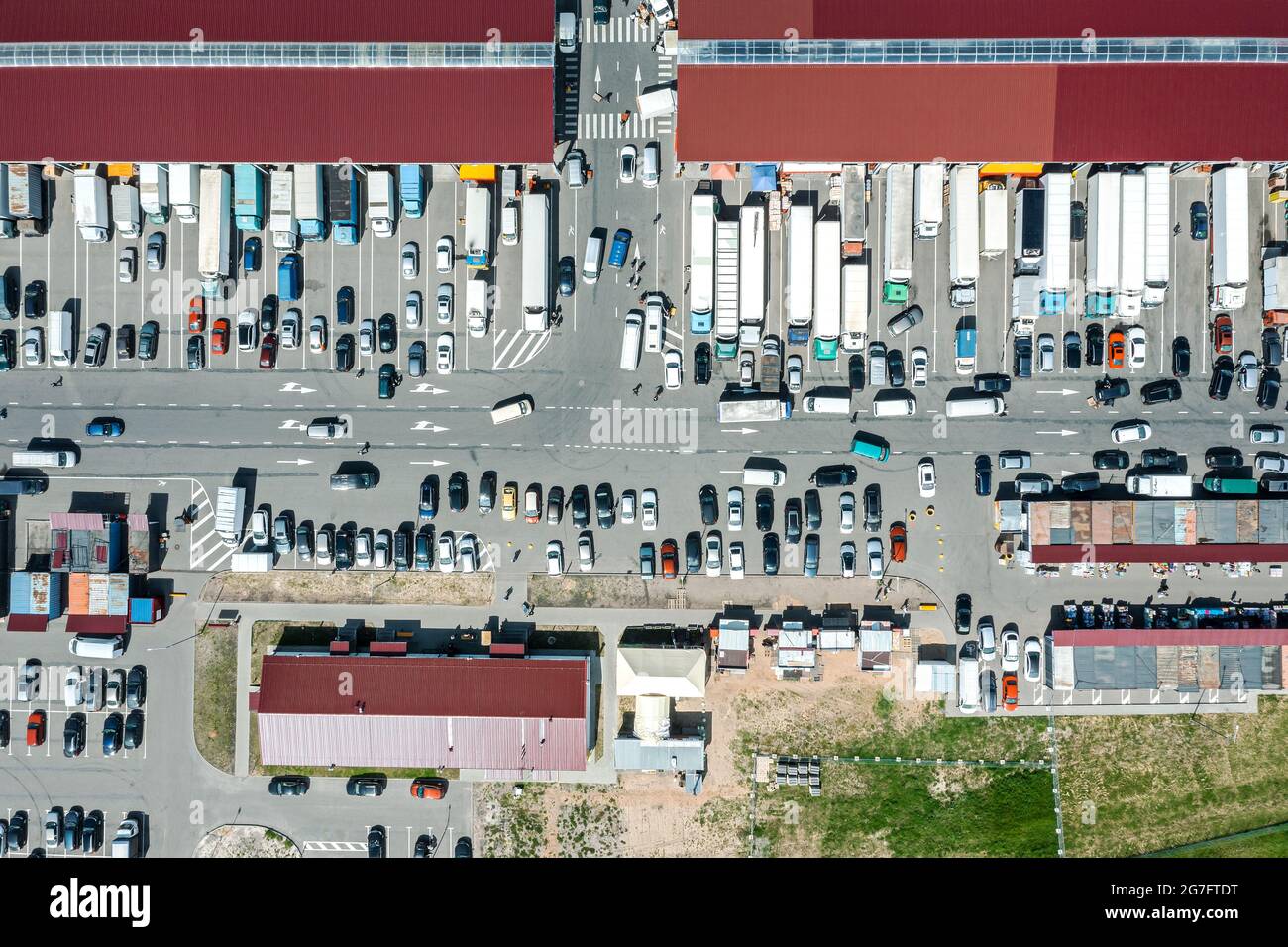Obst- und Gemüsemarkt in Vorort mit vielen Autos und Lastwagen. Luftbild, Draufsicht. Stockfoto