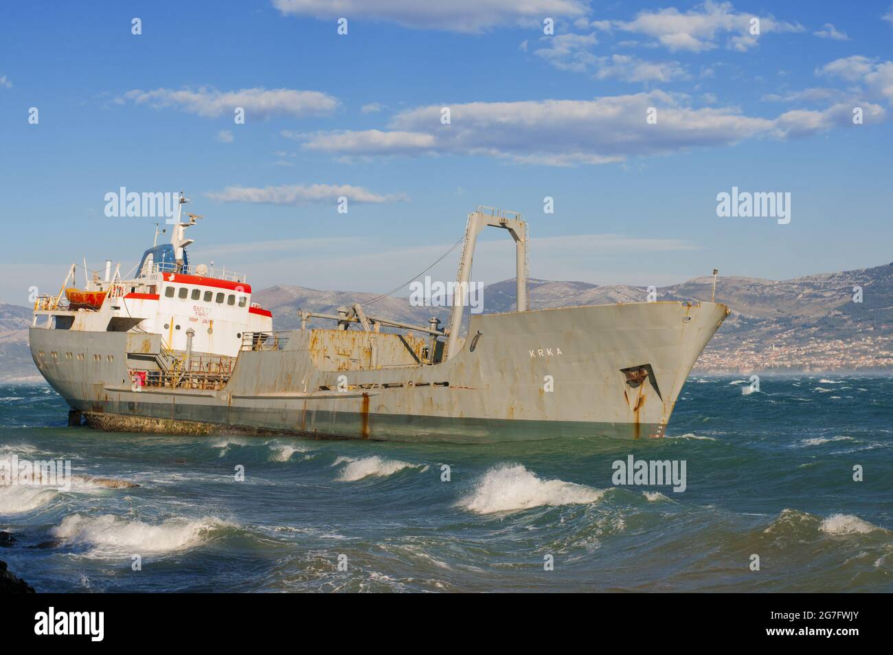 Während des starken Windwetters am 6. märz 2015. Brach das Schiff Krka, IMO:5067120, MMSI:238019000, von seinem Ankerplatz ab und wurde vom stürmischen Wind angetrieben Stockfoto