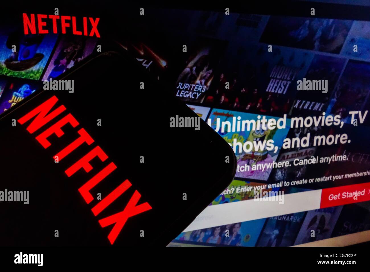 SAO PAULO, BRASILIEN - 03. Jul 2021: Netflix Streaming-Firmenlogo sichtbar auf Smartphone-Bildschirm, und Website-Homepage im Hintergrund Stockfoto