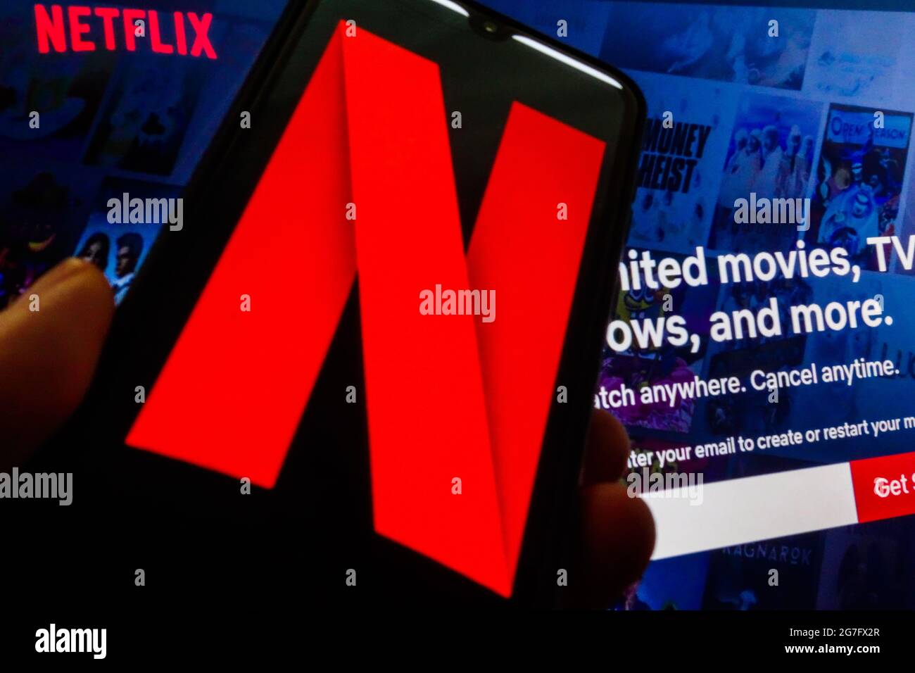 SAO PAULO, BRASILIEN - 03. Juli 2021: Netflix-Logo sichtbar auf dem Smartphone-Bildschirm und Website-Homepage im Hintergrund . Stockfoto