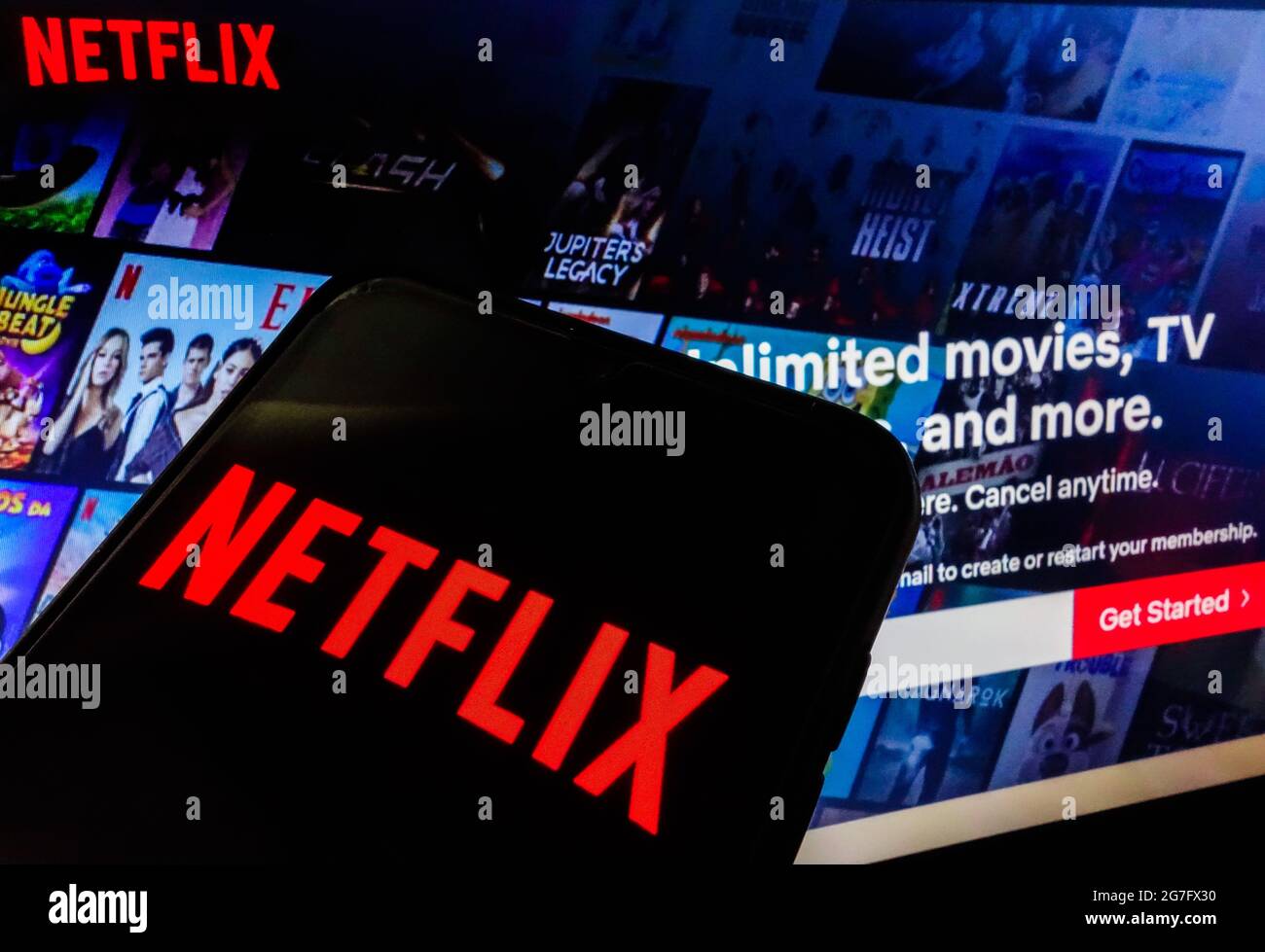 SAO PAULO, BRASILIEN - 03. Juli 2021: Netflix-Logo auf dem Smartphone-Bildschirm sichtbar, und Website-Homepage im Hintergrund Stockfoto