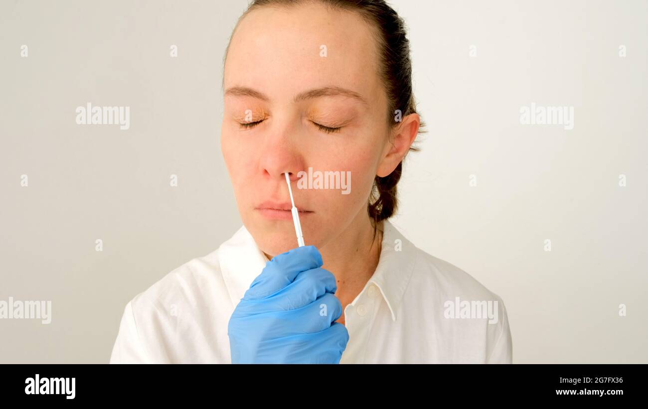 Selbsttest zur PCR. Coronavirus, nasale Testsammlung zur viralen Pandemie-Diagnose COVID-19, weiblich. Krankenschwester, die Nasopharyngealspe sammelt Stockfoto