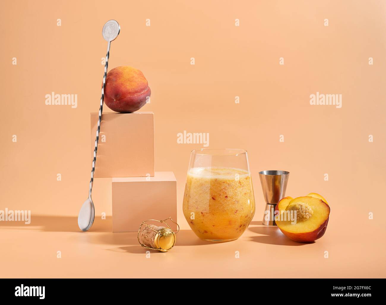 Erfrischender Sommer-Fruchtcocktail bellini aus frischem reifen Pfirsich und Champagner in Gläsern auf modernem abstraktem Podium Stockfoto
