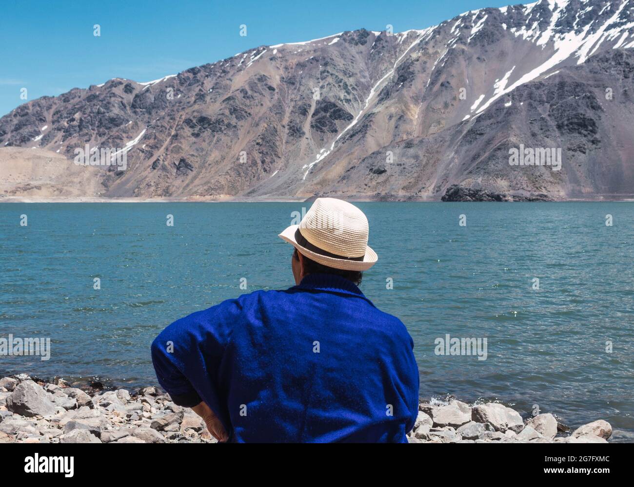 Mujer sentada viendo el paisaje Stockfoto