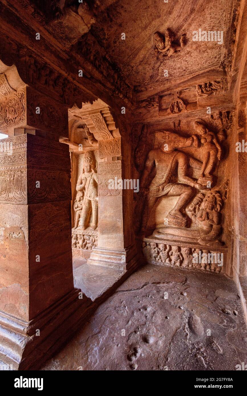 Badami Cave Temples, Karnataka. Es ist unesco-Weltkulturerbe und Ort der erstaunlichen chalukya Dynastie Sotne Kunst Stockfoto