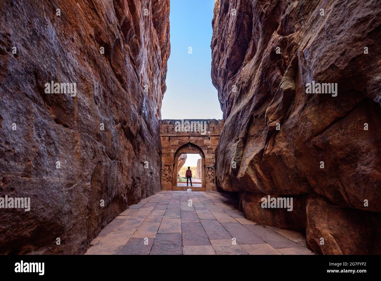 Eingang Torbogen für untere und obere Shivalaya in Badami, Karnataka, INDIEN. Durchgang durch Felsklippen. Stockfoto