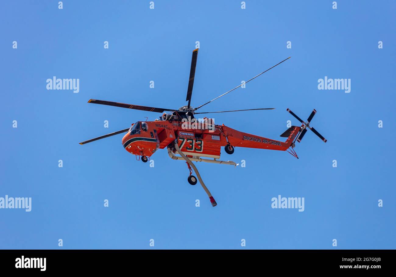 Griechenland, Athen. 13. Juli 2021. Erickson Sikorsky Air Crane Hubschrauber der griechischen Feuerwehr, in Aktion, um ein Feuer zu löschen, blauer Himmel Hintergrund. Stockfoto