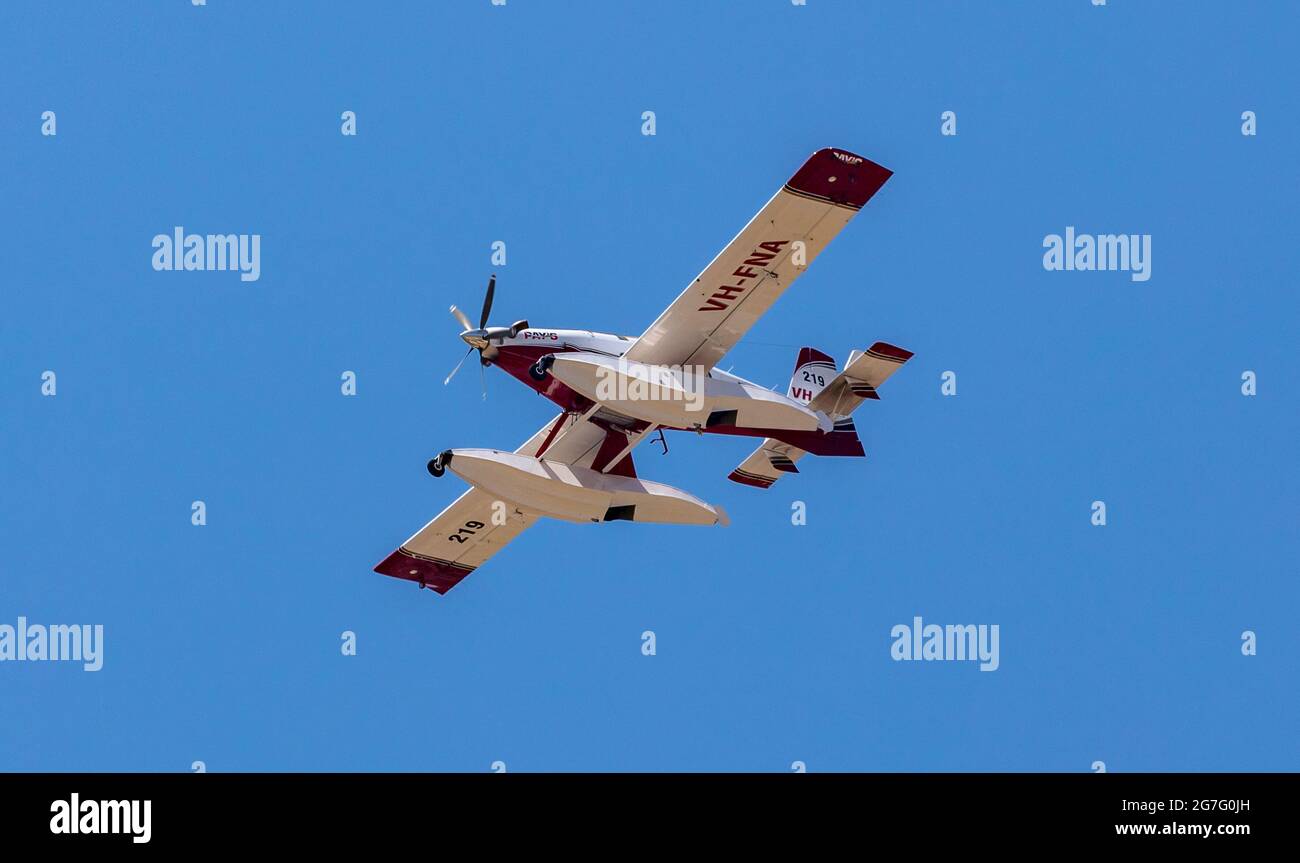 Griechenland, Athen. 13. Juli 2021. VH FNA Air Tractor Flugzeug der griechischen Feuerwehr, Rückkehr zum Flughafen nach einer Mission, blauer Himmel Hintergrund. Stockfoto