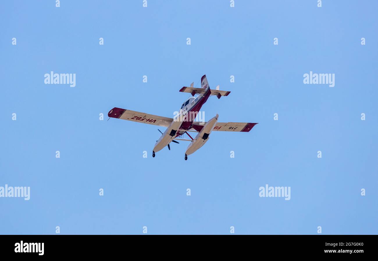 Griechenland, Athen. 13. Juli 2021. VH FNA Air Tractor Flugzeug der griechischen Feuerwehr, in Aktion, um ein Feuer zu löschen, blauer Himmel Hintergrund. Stockfoto