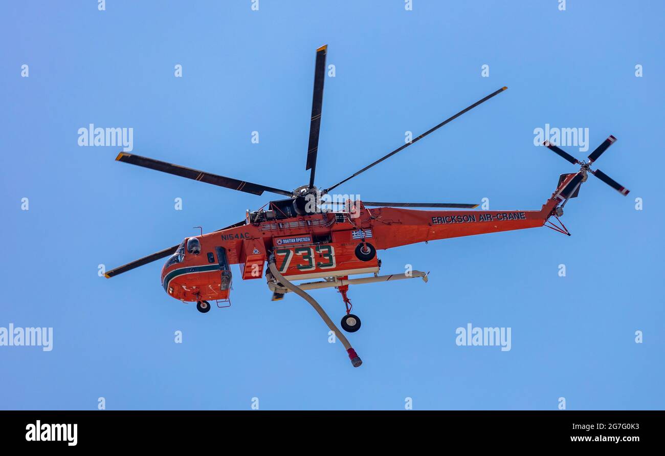 Griechenland, Athen. 13. Juli 2021. Erickson Sikorsky Air Crane Hubschrauber der griechischen Feuerwehr, Rückkehr zum Flughafen nach einer Mission, blauer Himmel backgr Stockfoto