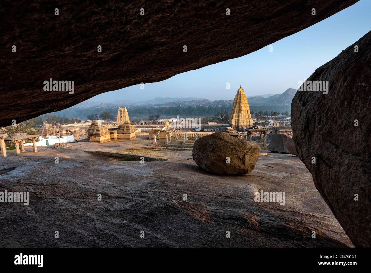 Atemberaubende Aussicht auf den Sree Virupaksha Tempel, der sich in den Ruinen der antiken Stadt Vijayanagar in Hampi befindet und zum UNESCO-Weltkulturerbe gehört. Karnataka, Indien Stockfoto