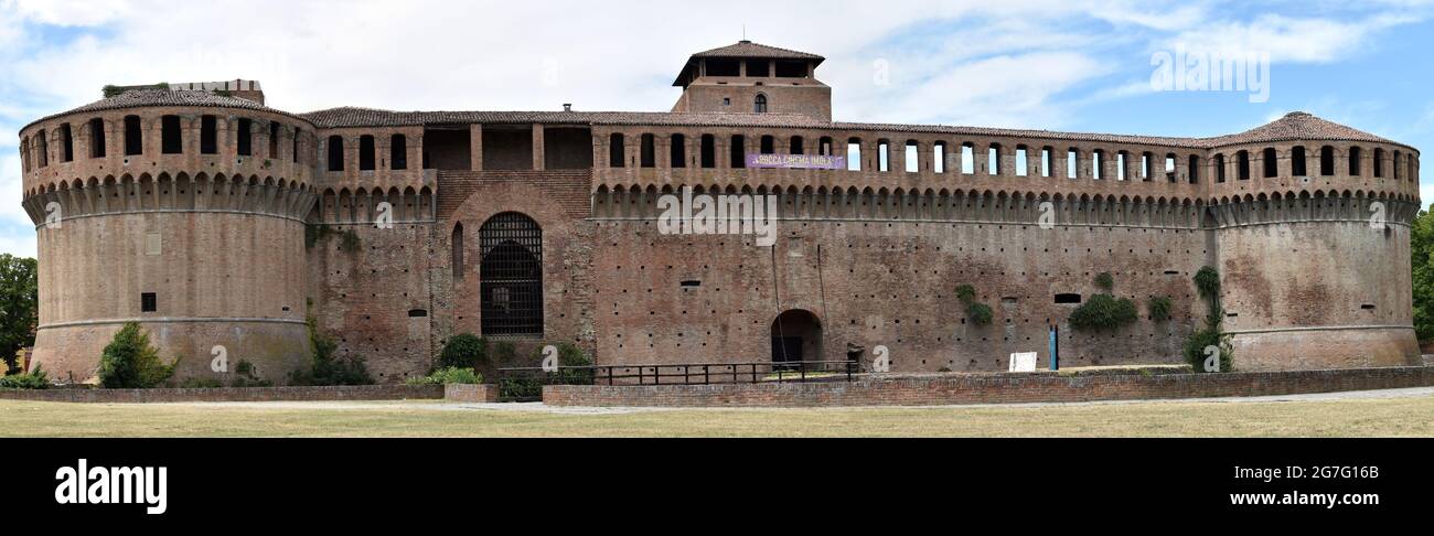 Panoramablick auf die mittelalterliche Rocca Sforzesca in Imola. Festung von Imola. Bologna, Italien Stockfoto