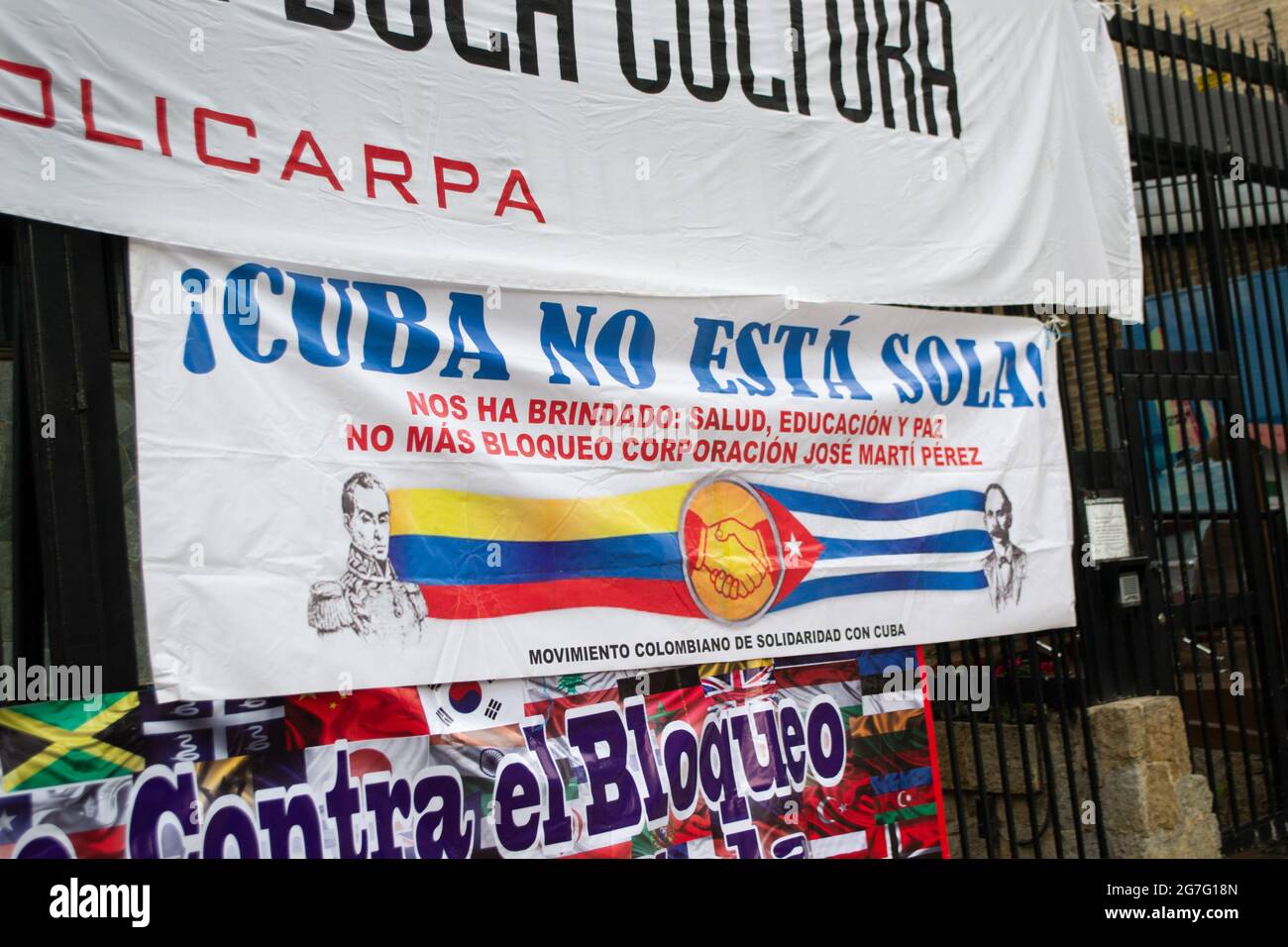 Bogota, Kolumbien am 13. Juli 2021, EIN Zeichen mit der kolumbianischen Flagge und der kubanischen Flagge zusammen mit Bildern von Simon Bolivar und Jose Marti, auf dem steht: „Kuba ist nicht allein“ als in Kolumbien wohnhafte kubanische Bewohner, die am 13. Juli in Bogota, Kolumbien, gegen den Protest des Präsidenten Miguel Diaz-Cannel protestieren, 2021 nach regierungsfeindlichen Protesten, die in Kuba erhoben wurden, endeten am vergangenen sonntag, dem 13. Juli, in Unruhen und Gewalt, nachdem Präsident Cannel die Anhänger dazu aufgefordert hatte, sich mit Protesten zu konfrontieren. Stockfoto