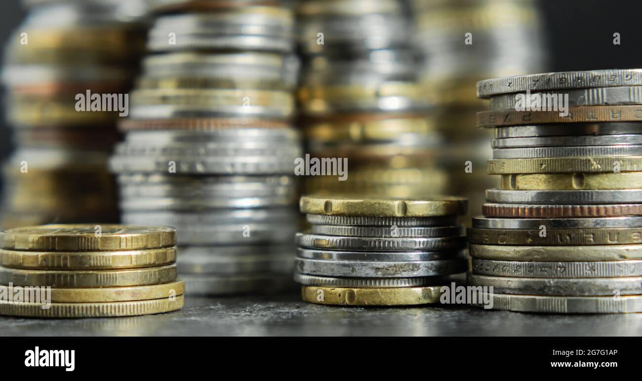 Stapel verschiedener Münzen für den gesamten Rahmen. Selektiver Fokus. Das Konzept von Finanzen und Einsparungen. Nahaufnahme Stockfoto