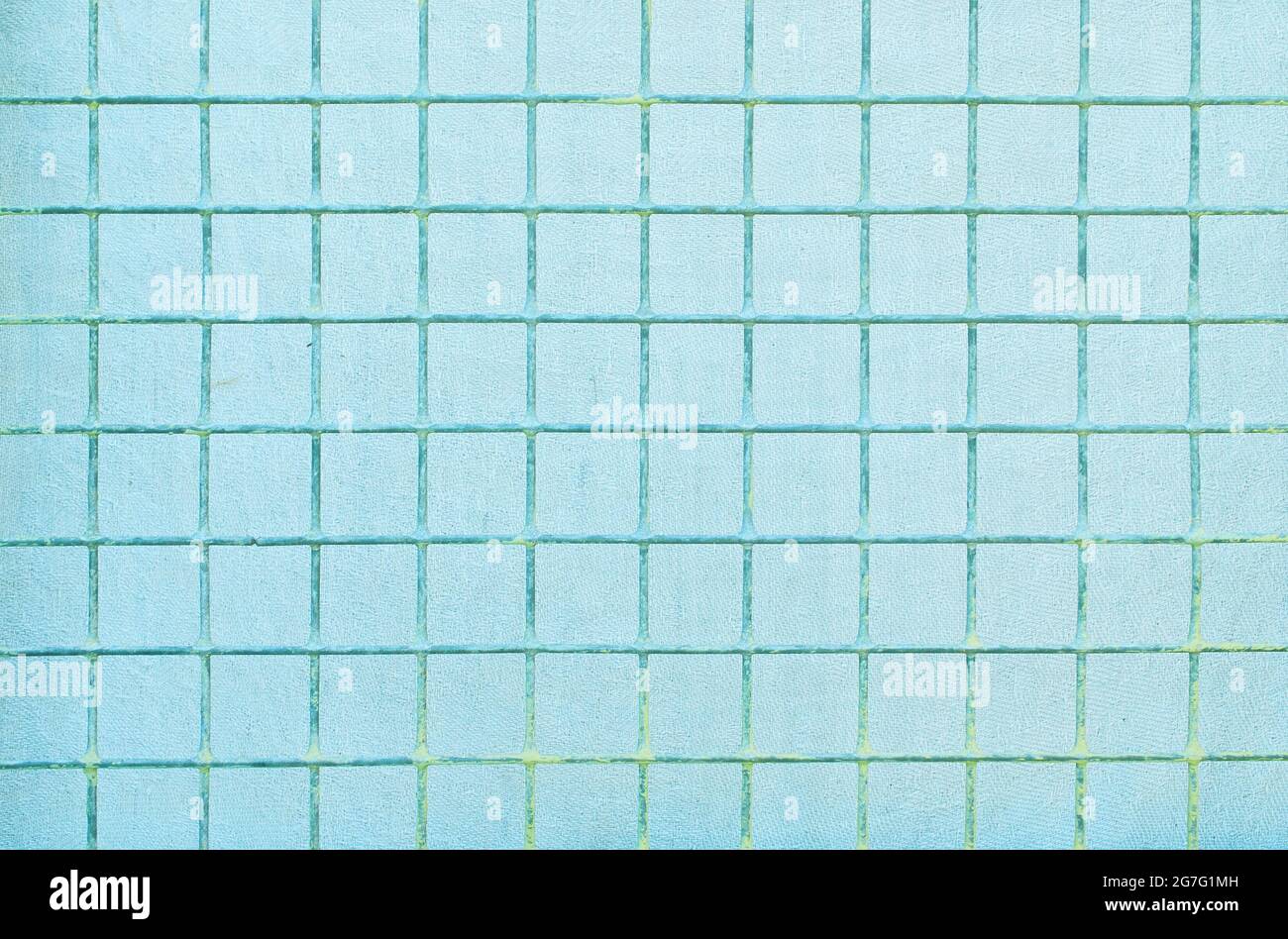 Der Hintergrund ist aus blauem Metallgeflecht und grobem Stoff gefertigt. Stockfoto