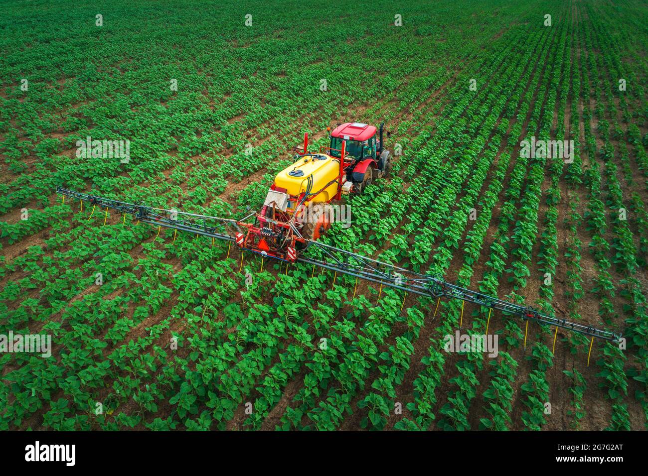 Landwirtschaftlichen Traktor Pflügen und Spritzen auf dem Feld Stockfoto