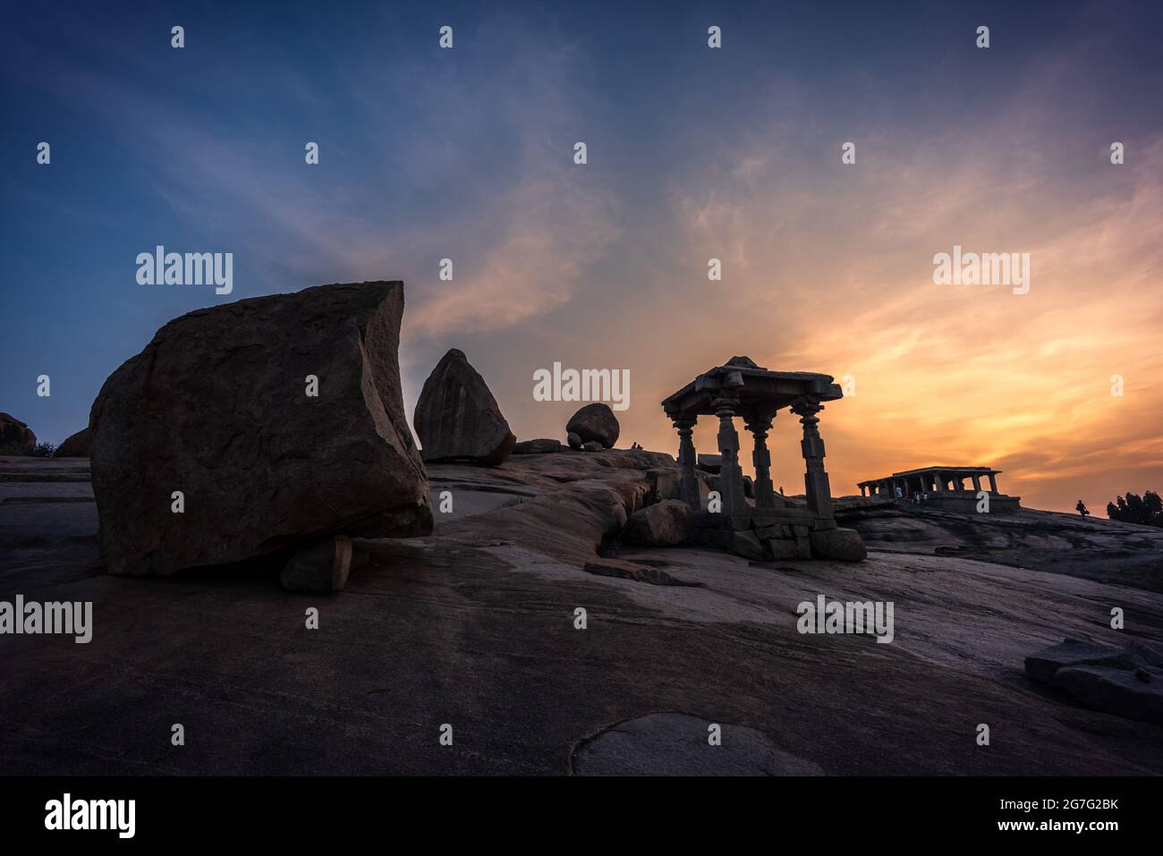 Schöne alte Architektur der Tempel auf dem Hemakuta Hügel in Hampi aus dem 14. Jahrhundert Vijayanagara Königreich. Hampi ist ein UNESCO-Weltkulturerbe. Schinken Stockfoto