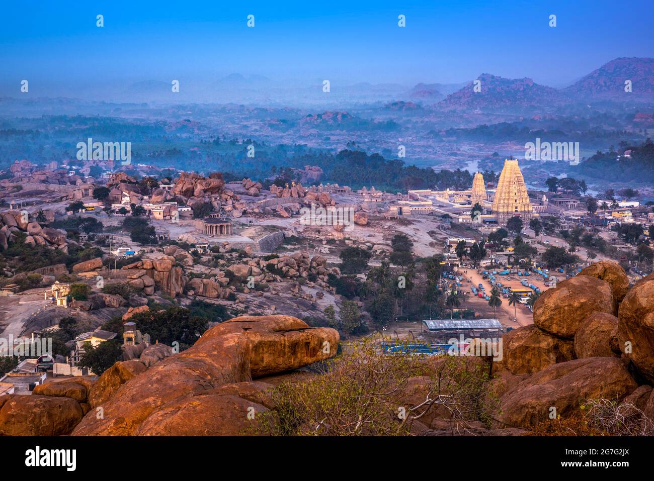 Virupaksha Tempel vom Matanga Hill aus gesehen während des Sonnenaufgangs am Morgen in der UNESCO-Weltkulturerbe-Stadt Hampi in Karnataka, Indien Stockfoto