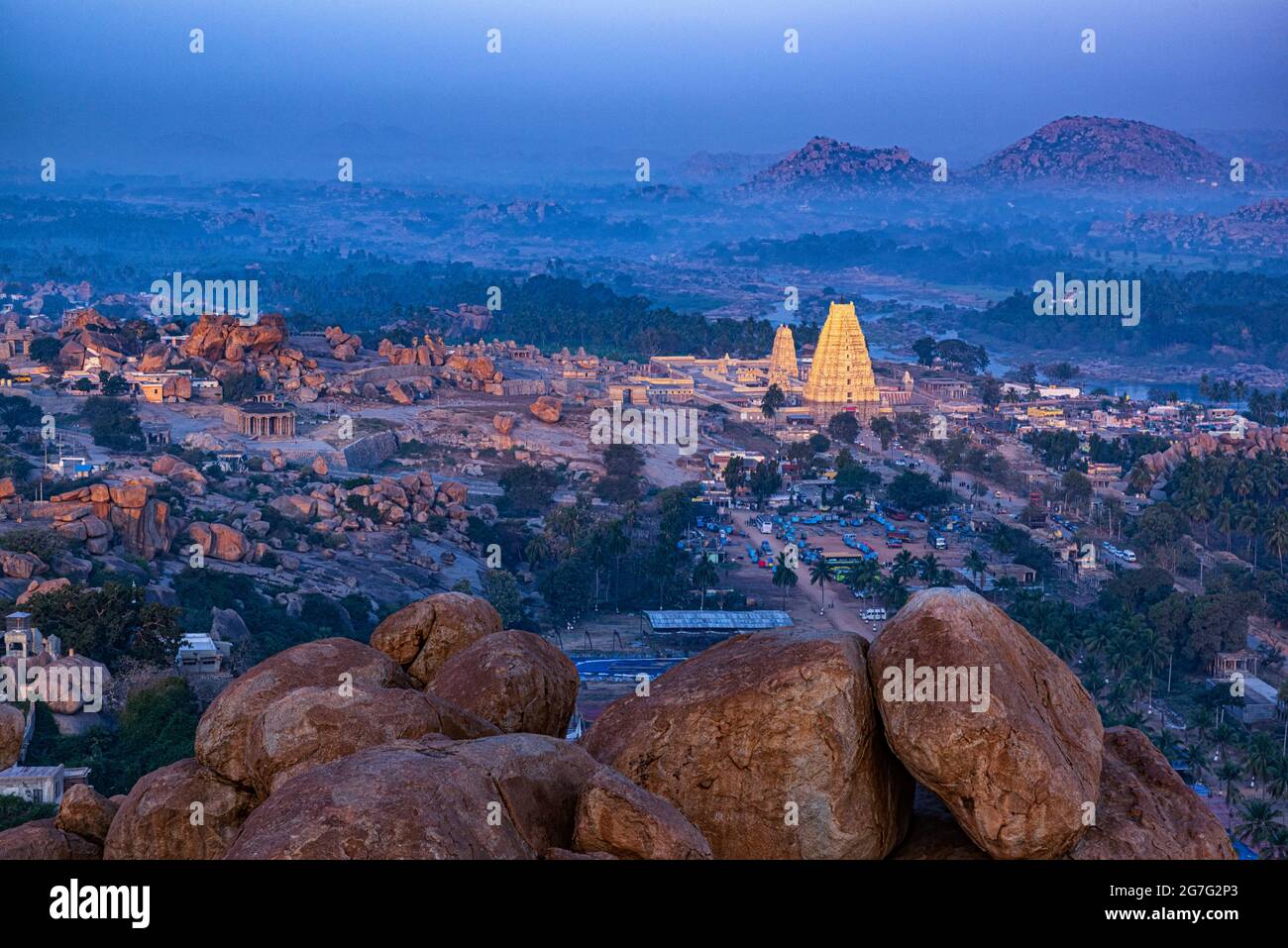 Virupaksha Tempel vom Matanga Hill aus gesehen während des Sonnenaufgangs am Morgen in der UNESCO-Weltkulturerbe-Stadt Hampi in Karnataka, Indien Stockfoto