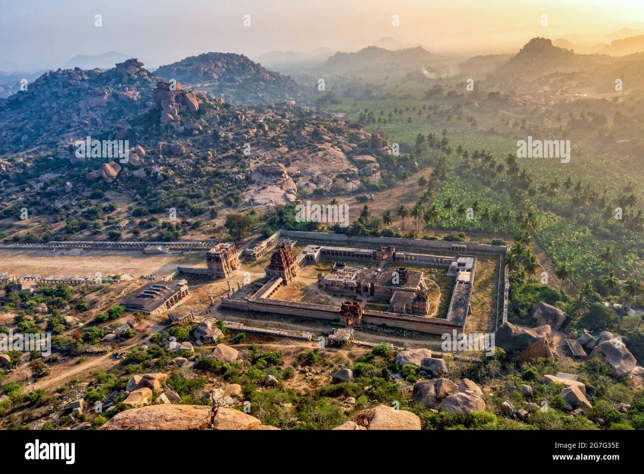 Luftaufnahme des Achaturaya-Tempels vom Matanga Hill beim Sonnenaufgang am Morgen in der UNESCO-Weltkulturerbestadt in Hampi, Karnataka, Indien Stockfoto