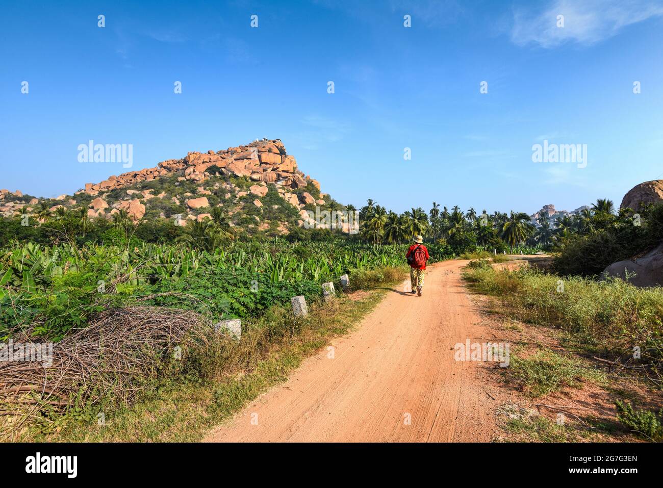 Schöne Aussicht auf die Ruinen von Hampi. Hampi, ist ein UNESCO-Weltkulturerbe in Ost-Zentral-Karnataka, Indien Stockfoto