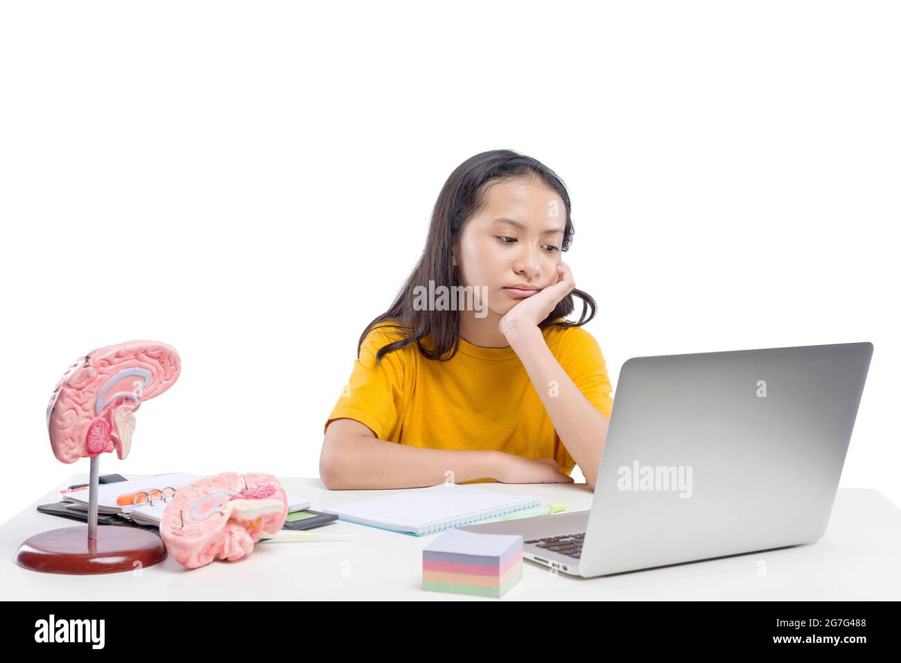 Asiatische kleine Mädchen mit Laptop Teilnahme an Online-Schulklasse isoliert auf weißem Hintergrund. Online-Bildung während der Quarantäne Stockfoto