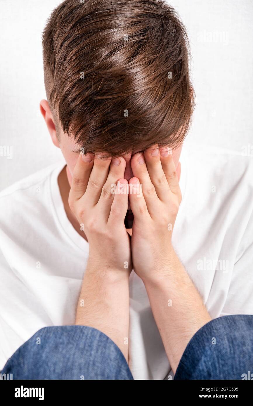 Trauriger junger Mann bei der Weißen Mauer Nahaufnahme Stockfoto