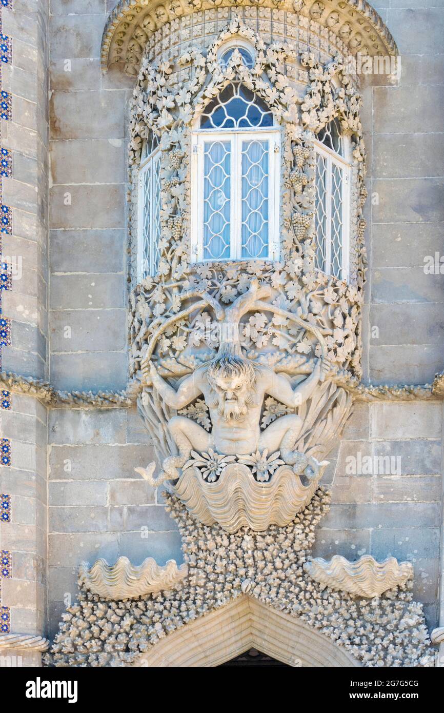 Der Pena-Nationalpalast, Sintra, Bezirk Lissabon, Portugal. Die Figur des griechischen gottes des Meeres Triton über dem Triton-Tor. Der romantische Stil Stockfoto