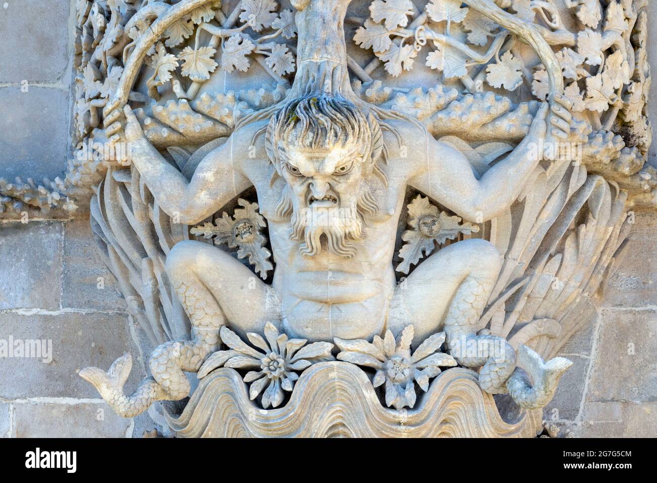 Der Pena-Nationalpalast, Sintra, Bezirk Lissabon, Portugal. Die Figur des griechischen gottes des Meeres Triton über dem Triton-Tor. Der romantische Stil Stockfoto