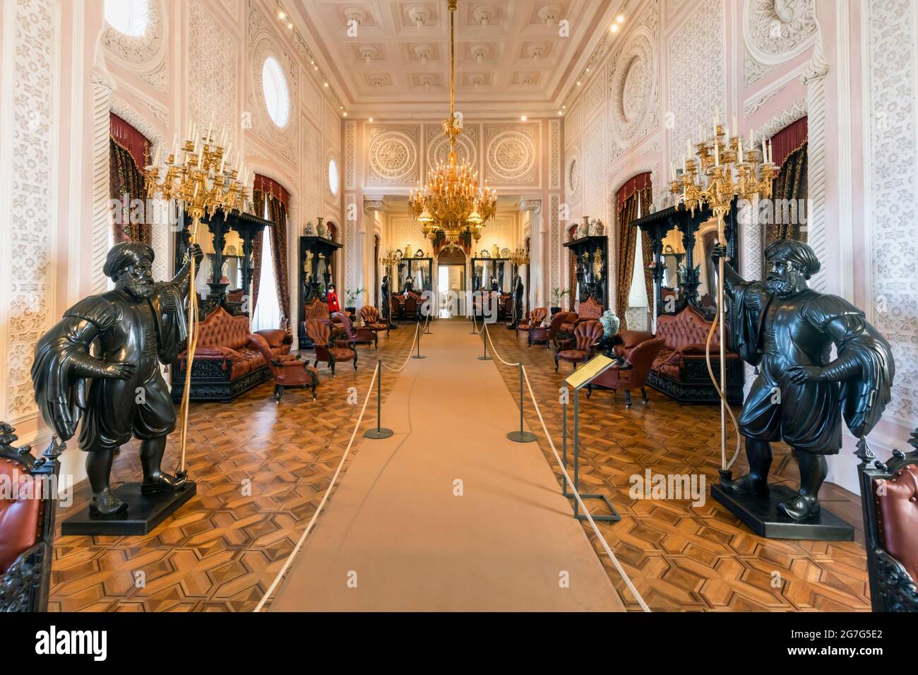 Die große Halle im Nationalpalast Pena, Sintra, Bezirk Lissabon, Portugal. Der Saal wurde für Empfänge und Unterhaltung genutzt. Die Romantik Stockfoto