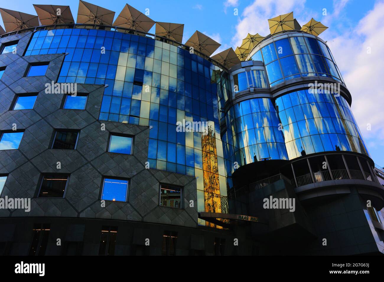 Wien, moderne Architektur beim Haas Hochhaus mit Glasfassade und Spiegelung Stockfoto